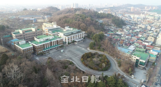 8일 옛 전주지방법원·검찰부지가 2년째 공터로 방치되고 있어 슬럼화가 진행되고 있다. /조현욱 기자