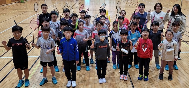 정읍 동초등학교 배드민턴부 선수들과 지도자들.