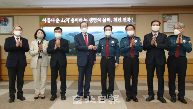 9일 김창룡 경찰청장이 전북을 방문해 전북도청 회의실에서 송하진 대한민국시도지사협회장과 기념촬영을 하고 있다. /조현욱 기자