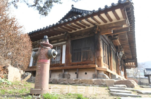 문화재로 지정된 도내 대부분의 목조건축물에 스프링쿨러 등 방재시스템이 허술한 것으로 나타났다. 9일 사적 제379호로 지정된 전주향교에는 CCTV와 옥외소화전 만이 설치돼 있다. /오세림 기자