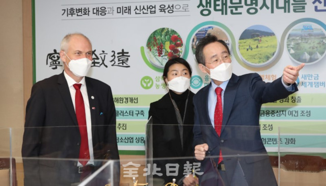 해상풍력 등 신재생에너지 선진국인 텐마크의 아이너 옌센 주한 대사는 9일 새만금 해상풍력단지 현장방문 등을 위해 전북을 찾아 송하진 도지사와 도청 접견실에서 새만금 해상풍력단지 사진을 보며 설명을 듣고 있다. /사진제공=전북도청