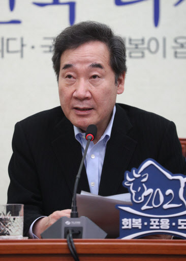 이낙연 민주당 대표 9일 당 대표실서 열린 퇴임 기자회견서 취재진의 질문에 답하고 있다. /사진=연합뉴스