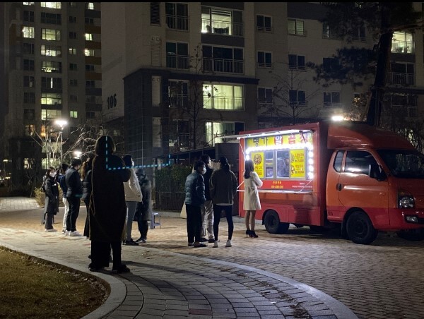 전주시 만성동 한 아파트 단지내 푸드트럭. 모자의 어려운 사연을 들은 입주민들이 뜻을 모아 영업을 도왔다.