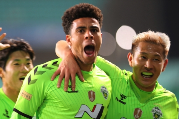 9일 오후 전주월드컵경기장에서 열린 하나원큐 K리그1 2021 전북 현대와 강원 FC의 경기. 전북 구스타보가 역전골을 넣고 기뻐하고 있다. /사진=연합뉴스