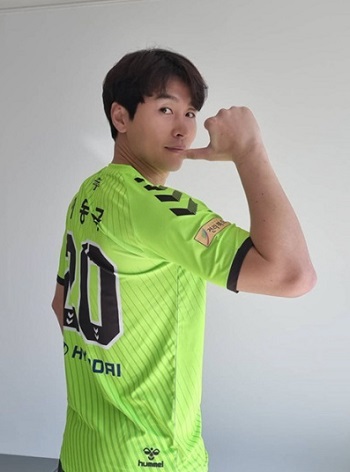 이동국이 전북현대의 새 유니폼을 입고 포즈를 취하고 있다.