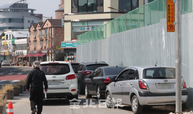 전라감영 서편부지 추가복원이 진행되면서 주차난이 가속화되고 있는 10일 전라감영 일대 인도에 차들이 길게 불법주차를 하고 있다. /조현욱 기자