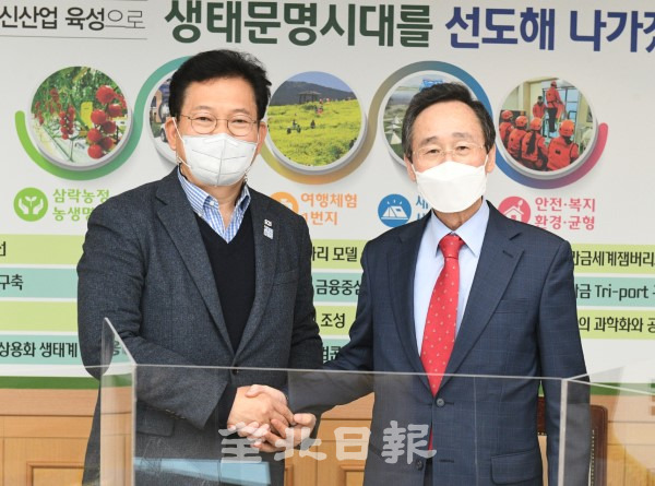 전북을 방문한 더불어민주당 송영길 의원이 10일 도청 접견실에서 송하진 도지사를 만나 전북현안 등에 대해 이야기를 나누고 있다. /오세림 기자