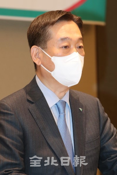 10일 전주 더 메이 호텔에서 열린 하나펀드서비스 전주센터 개소식에서 오태균 하나펀드서비스 대표이사가 환영사를 하고 있다. /조현욱 기자