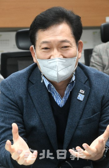 더불어민주당 송영길 의원이 10일 전북을 방문해 도의회 기자실에서 기자간담회를 하고 있다. /오세림 기자