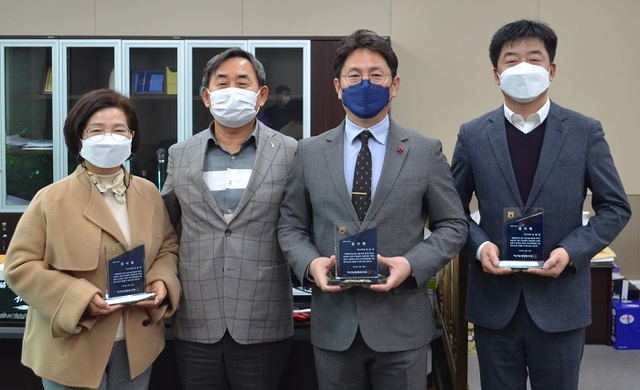 왼쪽부터 이순주 의원, 김병옥 조합장, 조남석 의원, 신동해 의원.