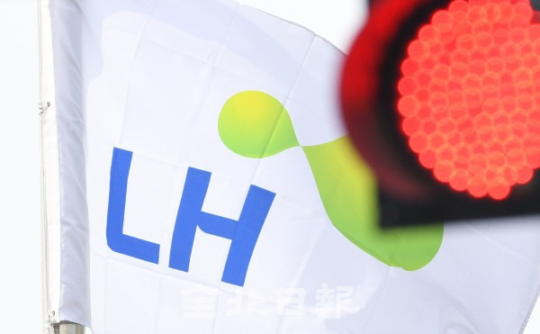 한국토지주택공사(LH) 직원들의 개발예정지 투기 의혹으로 전북경찰청도 LH전북본부 전.현직 직원의 원정투기 정황을 포착해 투기에 참여한 직원들에 대해 수사망이 좁혀지면서 11일 LH전북본부에 빨간불이 켜져 있다. /오세림 기자