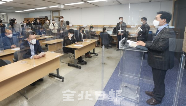 11일 박영봉 전주시 생태도시국장이 전주시청에서 대한방직 부지 관련 브리핑을 하고 있다. /조현욱 기자