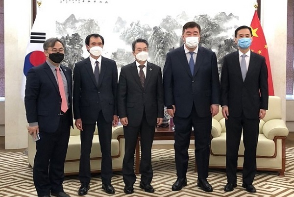 왼쪽부터 박시균 국제교류원장, 강범식 정책자문관, 곽병선 총장, 싱하이밍중국대사, 리홍 중국교육참사관.