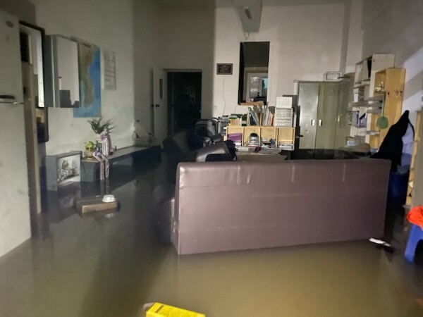 1일 밤 대간선수로 범람으로 물이 들어차 있는 익산시 평화동 A씨의 사무실.