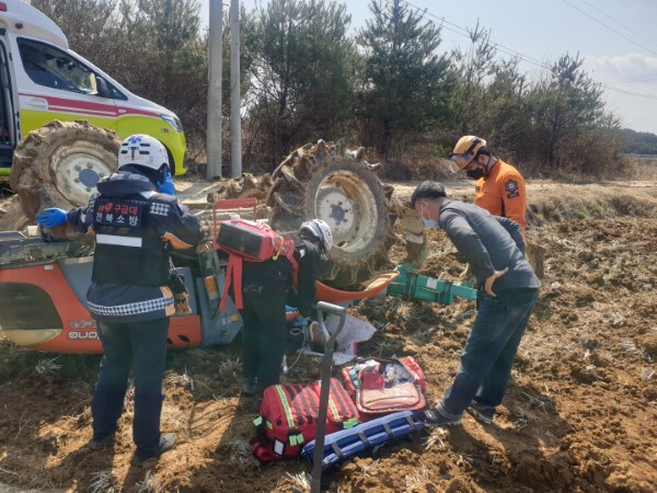 지난 13일 남원시 송동면 신평리에서는 트랙터 운전미숙으로 전복사고가 발생해 60대 남성이 전북대병원에 이송됐다. /사진제공=남원소방서
