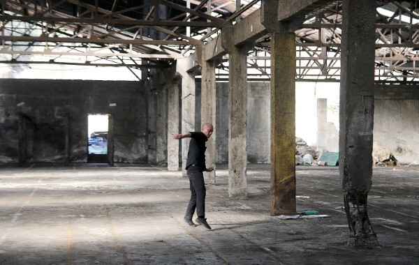 정윤선 '무명(無明)' 퍼포먼스. 수많은 목숨을 앗아간 익산 장점마을 폐비료공장(금강농산)을 배경으로 펼쳐진 퍼포먼스 영상.