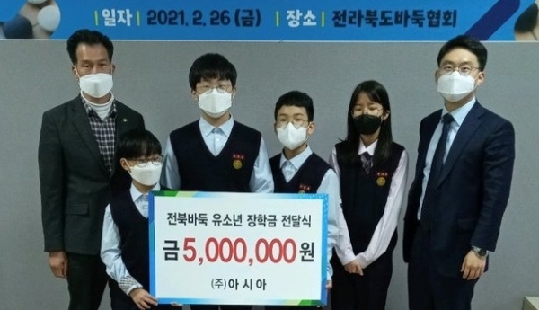 15일 지역 꿈나무들을 위한 전북바둑협회 장학금 전달식에서 오인섭(맨 왼쪽)전 회장과 박지원(오른쪽) 현 회장을 비롯한 참석자들이 기념촬영을 하고 있다.