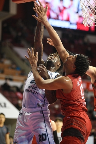 KCC 라건아(흰색 유니폼) 선수. /사진제공=KBL