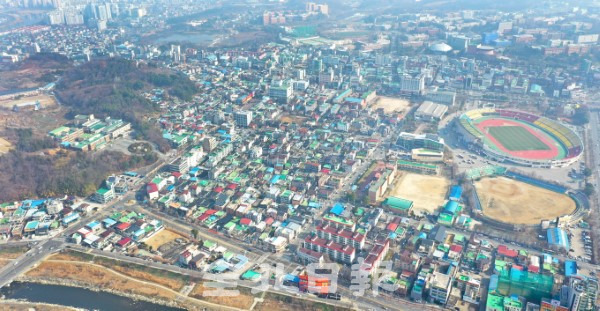 전주시가 공직자 부동산 투기 조사 대상 7곳을 발표 했지만 전주 종합운동장과 가련산 지역까지 조사대상을 확대 해야 한다는 목소리가 나오고 있다. /오세림 기자