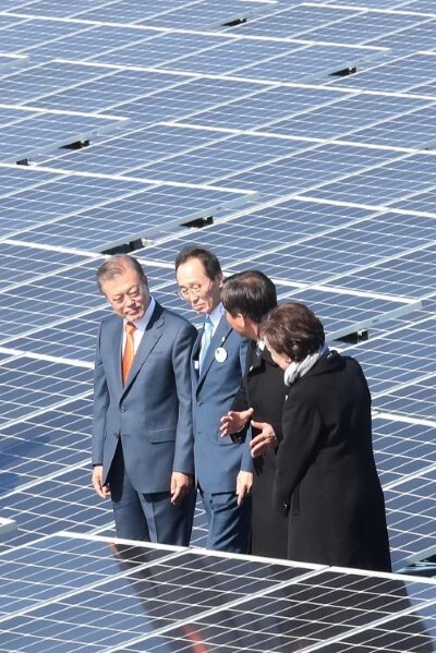 문재인 대통령과 송하진도지사, 김현미 국토부장관, 성윤모 산업통상자원부 장관이 수상태양광시설 현장을 둘러보고 있다. /사진제공= 전북도