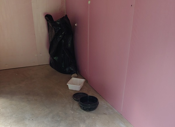 개가 지내던 음식점은 현재 공사중이지만 주인이 챙겨준 듯한 밥 그릇과 물 통이 그대로 남아있다.