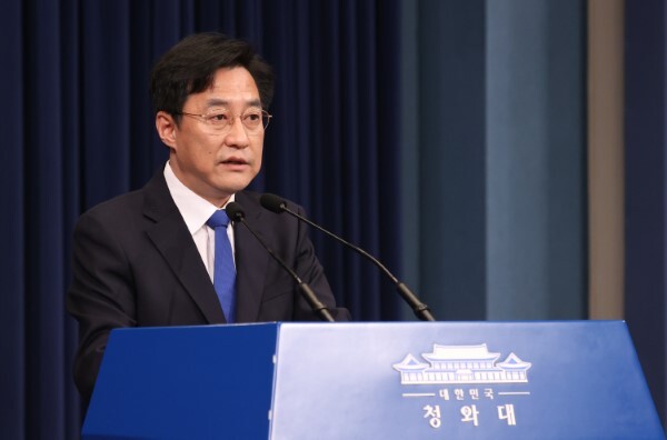 강민석 청와대 대변인이 15일 오후 청와대 춘추관 대브리핑룸에서 문재인 대통령의 신종 코로나바이러스 감염증(코로나19) 백신 접종 관련 브리핑을 하고 있다. /사진=연합뉴스