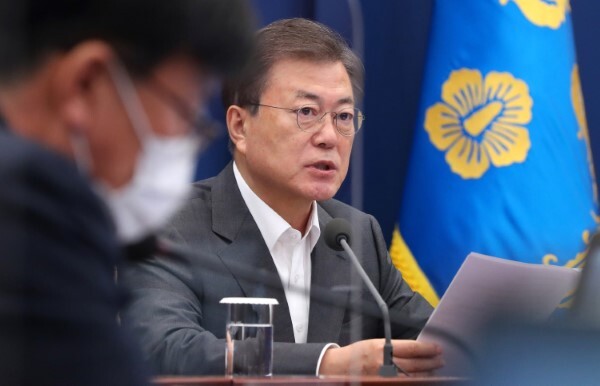 문재인 대통령이 15일 오후 청와대에서 열린 수석·보좌관회의에서 발언을 하고 있다. /사진=연합뉴스