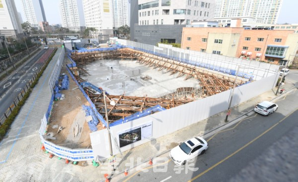 전북혁신도시 정주여건 개선을 위해 올해부터 주민생활 인프라가 잇따라 계획되면서 주민편의시설이 속속 들어설 전망속에 15일 전북혁신도시 복합혁신센터가 공사가 한창 진행되고 있다. /오세림 기자