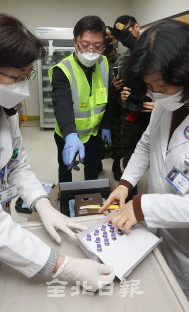 전북지역 의료인력에 대한 화이자 백신 접종을 하루 앞둔 15일 화이자 백신이 전북대학교병원에 도착해 병원 관계자가 유통상태와 수량을 확인하고 있다. /조현욱 기자