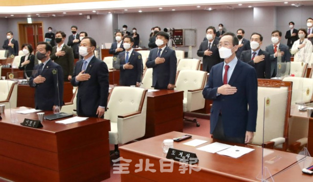 제379회 전북도의회 임시회가 15일 도의회 본회의장에서 개회해 송하진 도지사와 도의원들이 국민의례를 하고 있다. /사진제공=전북도청