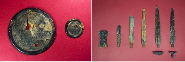 원장동 토광묘출토 다뉴세문경(왼쪽)과 청동유물.