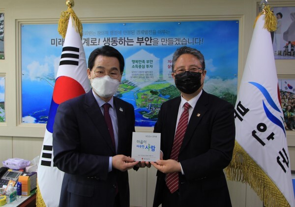 왼쪽부터 권익현 부안군수와 김영섭 대한적십자사 전북지사 사무처장.