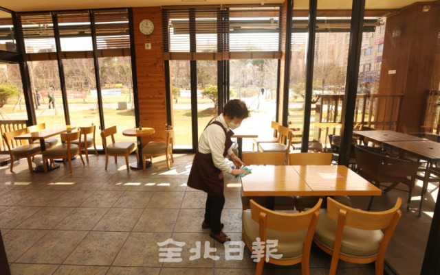 16일 전주 꽃밭정이노인복지관 카페 '꽃다움'이 텅 비어있다. /조현욱 기자