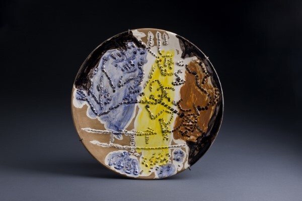 파블로 피카소, 말을 탄 투우사가 창으로 소를 공격하는 장면 Picador, 그릇에 채색 후 유약, 42cm, 1959 ⓒ 2021 - Succession Pablo Picasso - SACK (Korea)