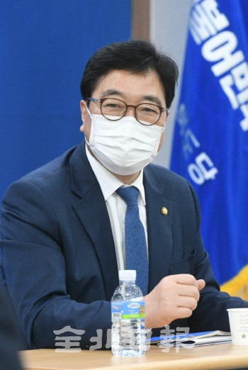 17일 더불어민주당 전북도당에서 우원식 당대표 후보가 전주지역 의원들과 간담회를 하고 있다. /오세림 기자