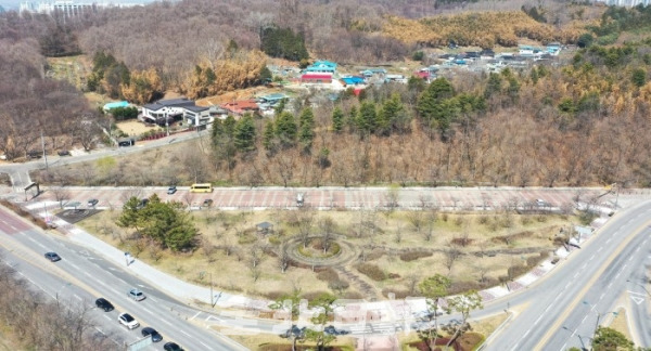 17일 반려동물 놀이터를 설치하려던 길공원 부지가 텅 비어 있다. /오세림 기자