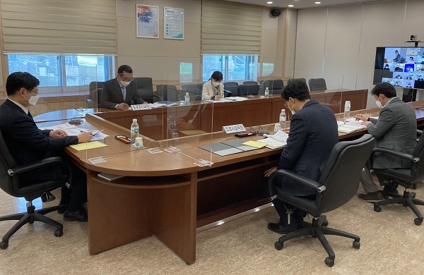 18일 영상으로 열린 ‘호남권 도로안전 KSP 협의체’  회의에서 박성진 익산국토청장이 참석자들과 ‘호남권 교통사고 사망자 수 줄이기’ 방안을 논의하고 있다.