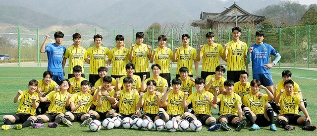 전주시민축구단 선수들이 기념촬영을 하고있다.