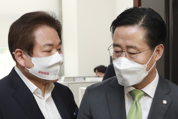 국민의힘 정양석 사무총장과 국민의당 이태규 사무총장이 18일 오전 서울 여의도 국회에서 오세훈-안철수 서울시장 후보의 야권 단일화 협상 결과 브리핑을 마친 뒤 헤어지고 있다. /사진=연합뉴스