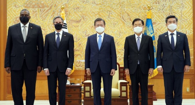 문재인 대통령이 18일 오후 청와대에서 미국의 토니 블링컨 국무장관과 로이드 오스틴 국방장관 접견에 앞서 기념촬영을 하고 있다. 왼쪽부터 오스틴, 블링컨 장관, 문 대통령, 정의용 외교부 장관, 서욱 국방부 장관. /사진=연합뉴스