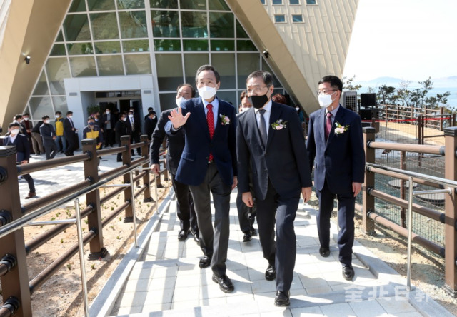 18일 국립 신시도자연휴양림 개장식이 열려 송하진 도지사와 최병암 산림청 차장 등이 시설을 둘러보고 있다. /사진제공=전북도청