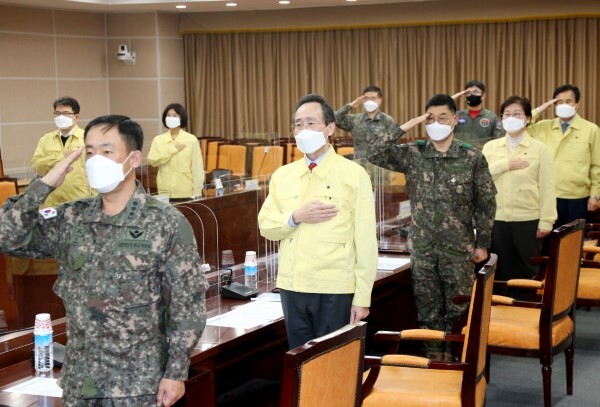 18일 전북도청 종합상황실에서 열린 2021년 제1차 전라북도 통합방위협의회에 송하진 도지사를 비롯한 참석자들이 국민의례를 하고 있다. /사진제공=전북도