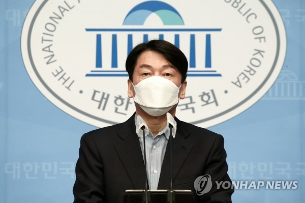 국민의당 안철수 서울시장 후보가 16일 국회 소통관에서 야권 서울시장 후보 단일화에 관해 입장을 밝히고 있다. /연합뉴스