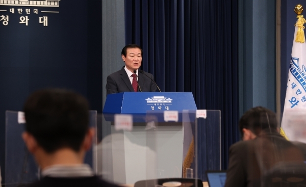 정만호 국민소통수석이 19일 오후 청와대 춘추관 대브리핑룸에서 청와대 직원 토지거래 내역 2차 조사결과 관련 브리핑을 하고 있다. /연합뉴스