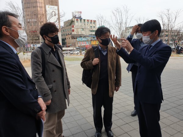 왼쪽부터 최상호 전북테크노파크 디지털융합센터장, 과기부 평가위원 2명, 오택림 익산시 부시장.