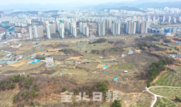 19일 전주 효천지구 개발로 인근 땅도 가격이 올라 있다. /오세림 기자