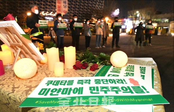 19일 전주 풍남문광장에서 미얀마 민주화를 촉구하는 시민 촛불문화제가 열리고있다. /오세림 기자