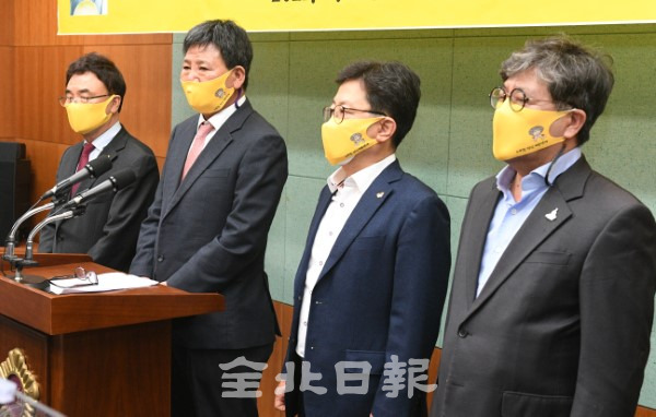 19일 도의회 브리핑룸에서 故 노무현 대통령 정신계승연대 전북본부 출범 기자회견이 열리고 있다. /오세림 기자