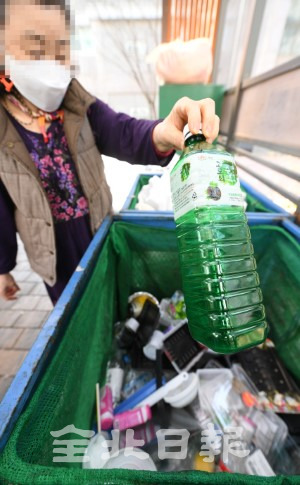 8일 분리수거 방법이 잘못된 채 재활용 쓰레기가 버려지고 있다. /오세림 기자