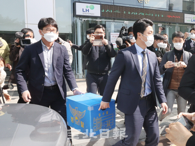 22일 전북경찰청반부패경제범죄수사대원들이 한국토지주택공사(LH) 전북본부에 대한 압수수색을 마치고 압수품을 챙겨 빠져 나오고 있다. 조현욱 기자